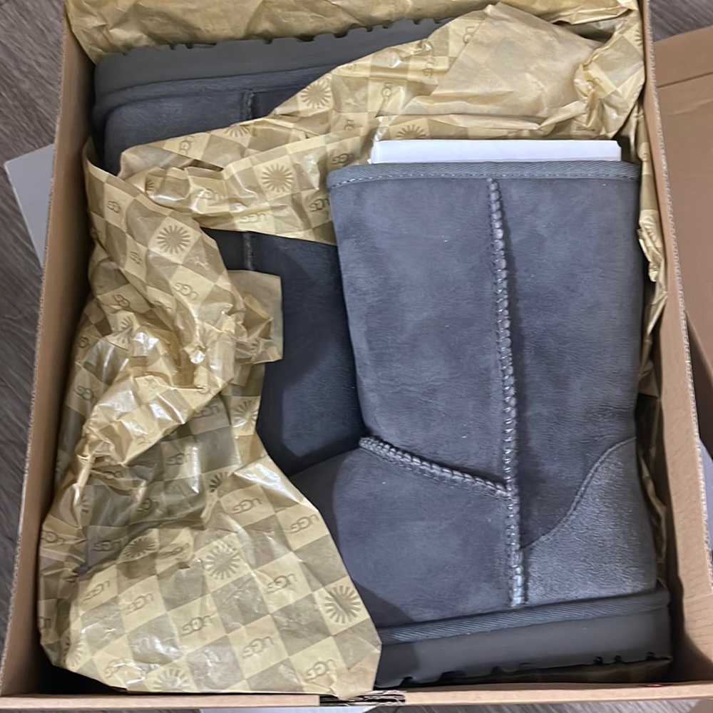 NIB Women Classic Gray Uggs